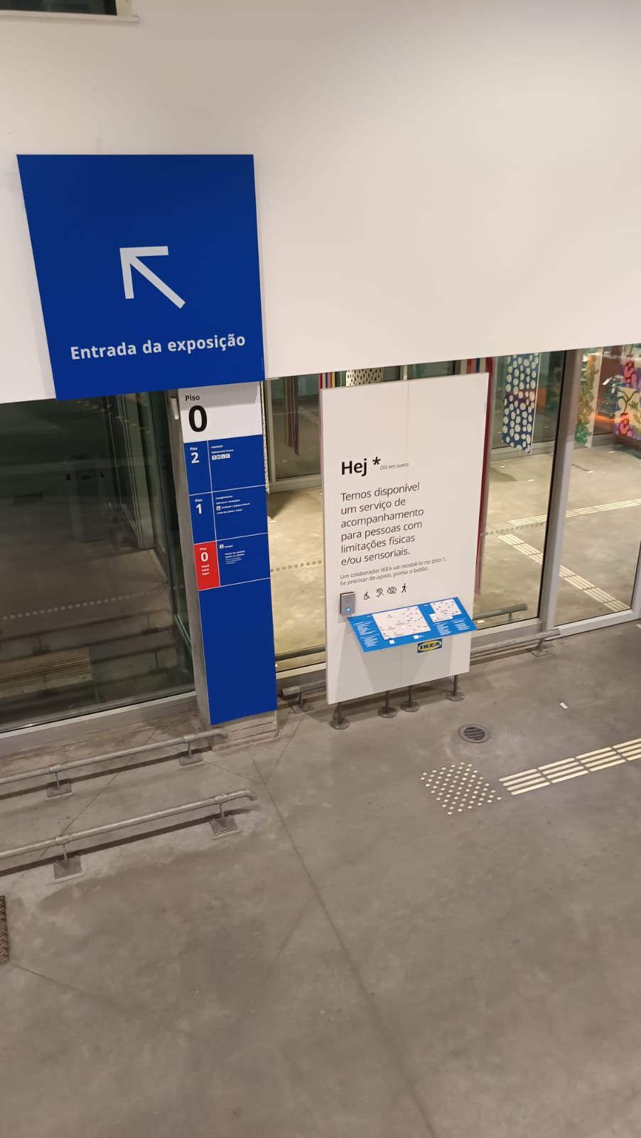 Placa na loja IKEA de Loures perto da entrada do estacionamento
